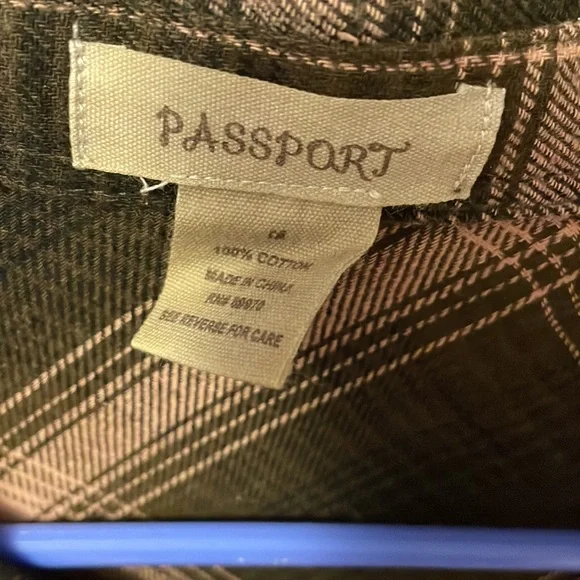 NWOT Passport women’s light flannel long sleeve button down top size M. - Picture 2 of 10